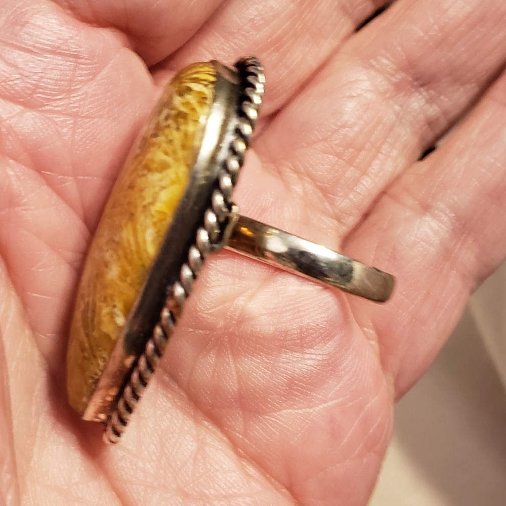 NWOT Fossilized Coral Ring, Handmade By Artisans, Polished Honey Gold, Sz. 8 - Picture 5 of 6